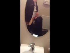 Safada pagando boquete no banheiro